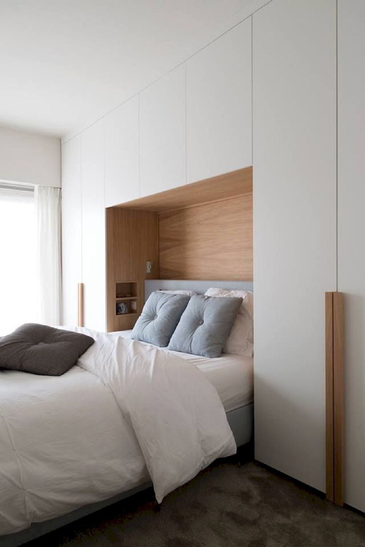 Популярная комбинация древесного декора с однотонным ДСП, но только в дизайне спальной комнате
